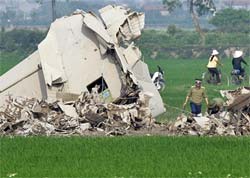 Avio militar cai no Vietn e cinco pessoas morrem