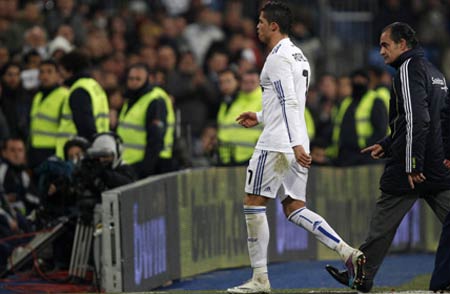 Leso muscular deixa Cristiano Ronaldo de fora entre 10 a 15