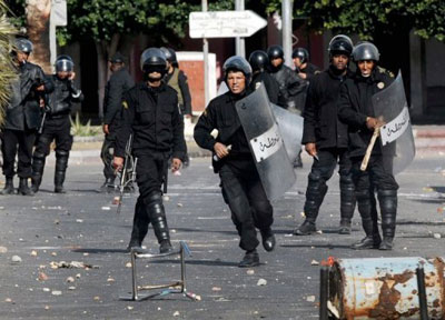Polcia usa balas de borracha contra manifestantes na Tunsia