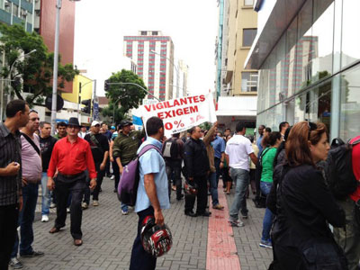 Protesto de vigilantes fecha agncias bancrias em Curitiba 