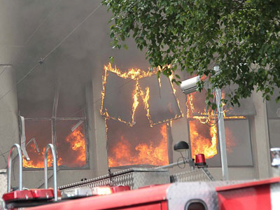 Incndio em depsito dos Armarinhos Fernando continua depois de 24 horas