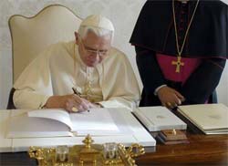 Papa critica atesmo em segunda encclica 