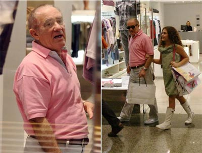 Renato Arago faz compras em shopping com a famlia