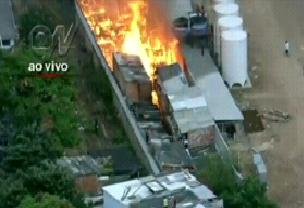 Incndio destri barracos na Zona Sul de So Paulo