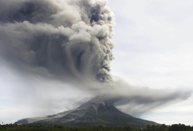 Vulco mais ativo da Indonsia entra em erupo
