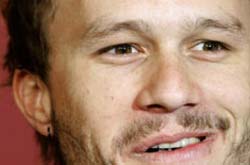 Heath Ledger morreu por abuso de medicamentos