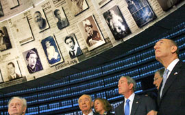 Bush chora ao visitar memorial do Holocausto em Jerusalm