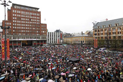 Milhares fazem protesto contra atirador na capital da Noruega