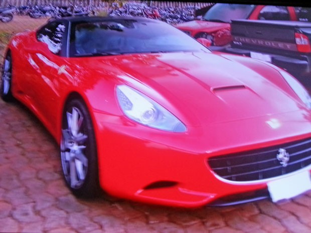 Ferrari com R$ 55 mil em multas  apreendida aps rodar a 150 km/h