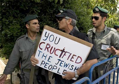 Ultraortodoxos so detidos em Israel com cartazes contra o papa