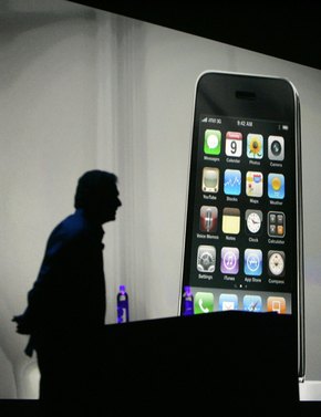 Sem Steve Jobs, Apple apresenta verso do iPhone com novas f