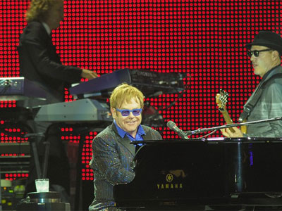 Elton John se apresenta em Porto Alegre nesta tera-feira  