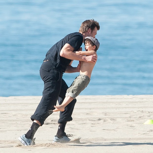 Tom Brady se diverte com Benjamin em tarde de praia em Los Angeles
