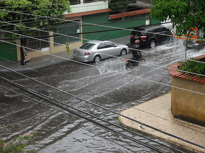 Rua alaga aps 15 minutos de chuva forte em Vila Velha, no ES