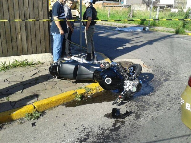 Motociclista morre em coliso com caminho em Caxias do Sul, RS