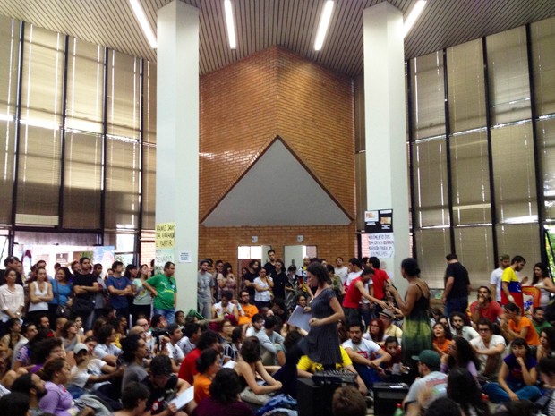 Manifestantes passam 3 noite na Cmara Municipal de Belo Horizonte