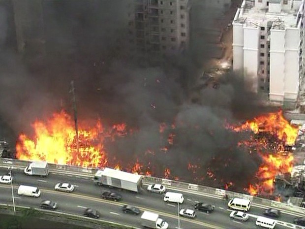 Incndio destri barracos na Zona Leste de So Paulo