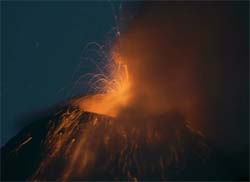 Novas erupes no vulco Tungurahua provocam mais evacuaes