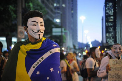 Rio: manifestantes e PM entram em confronto em frente  sede do governo