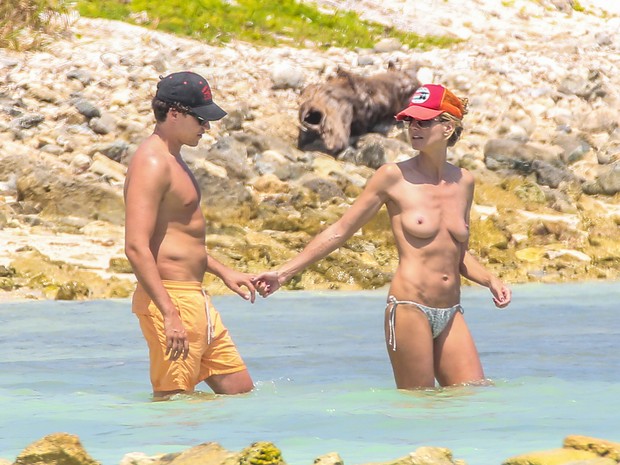 Aos 40 anos, Heidi Klum faz topless em praia no Mxico