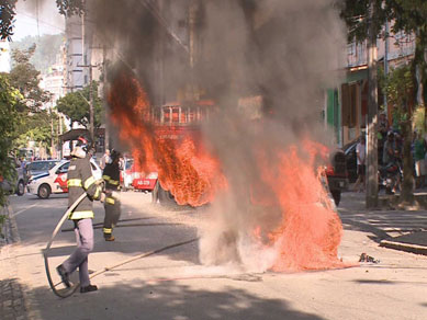 Carro pega fogo em Santos, SP
