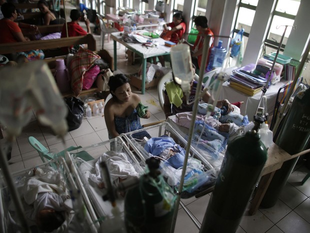 Bebs nascidos no tufo lutam pela vida nas Filipinas