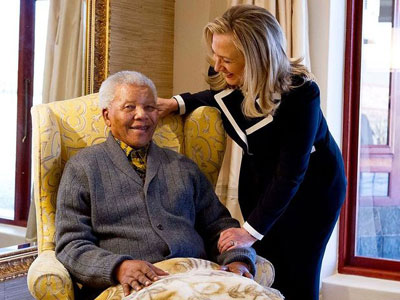 Hillary Clinton almoa com Nelson Mandela na frica do Sul
