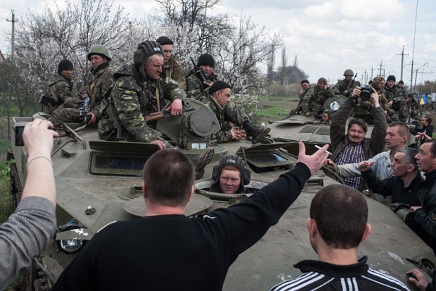 Separatistas erguem bandeira russa sobre blindados ucranianos