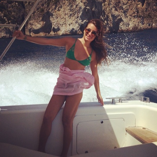Lea Michelle posa de biquni em frente e verso na Costa Amalfitana