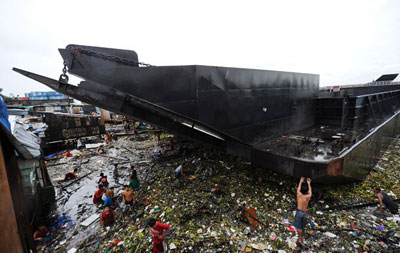 Tempestade tropical faz barco invadir favela nas Filipinas 
