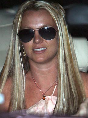 Britney Spears retoma o look antigo.