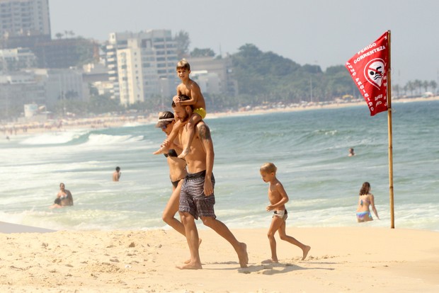 Fernanda Lima e Rodrigo Hilbert curtem praia no Rio com os filhos