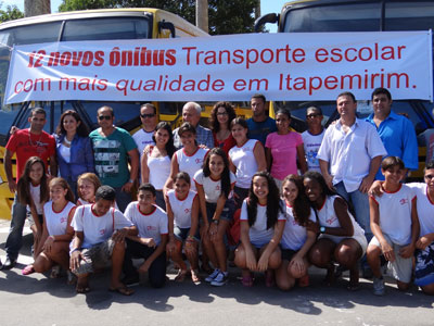 Prefeitura de Itapemirim entrega mais 12 nibus para alunos