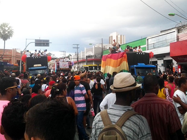 Multido enfrenta chuva na Parada da Diversidade Sexual em C