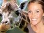 Americana leva chute de girafa e ainda  multada por assedia