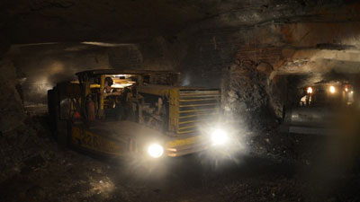 Trabalhadores poloneses so resgatados aps colapso de mina 