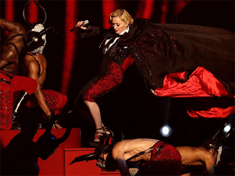Madonna sofre aparatosa queda em palco nos Brits Awards