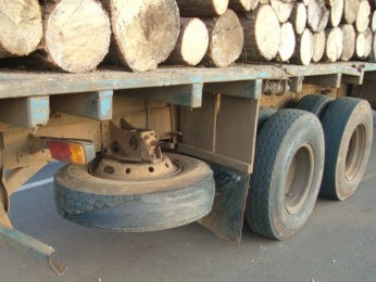 Veculo em ms condies  retido com mais de 18 toneladas de madeira
