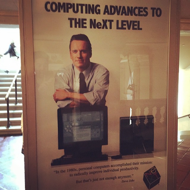 Michael Fassbender vende computador em cartaz de 