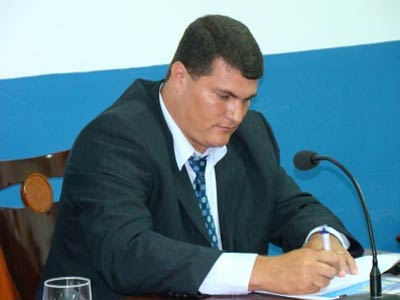 Vereadores cogitam abrir CEI contra prefeito 