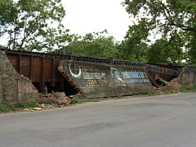 Muro cai sobre vago de trem, em Vila Velha, na Grande Vitria.