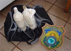 Rapaz  preso com 3,4 quilos de cocana em garrafas pet