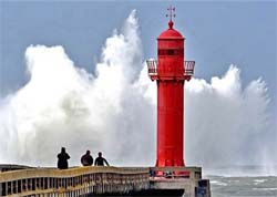 Aps estragos na Inglaterra, ondas gigantes atingem a Frana