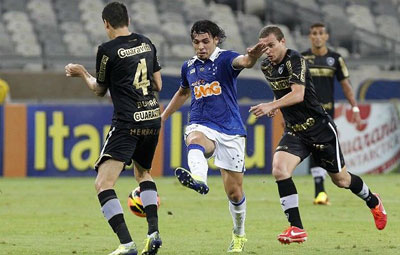 Com pnalti perdido por Seedorf, Cruzeiro bate Botafogo e dispara