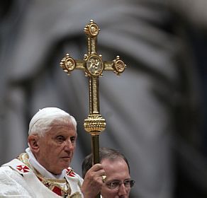 Bento XVI pede que cristos ajudem os pobres na crise
