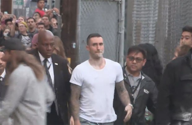 Adam Levine, do Maroon 5,  atacado por homem com saco de a