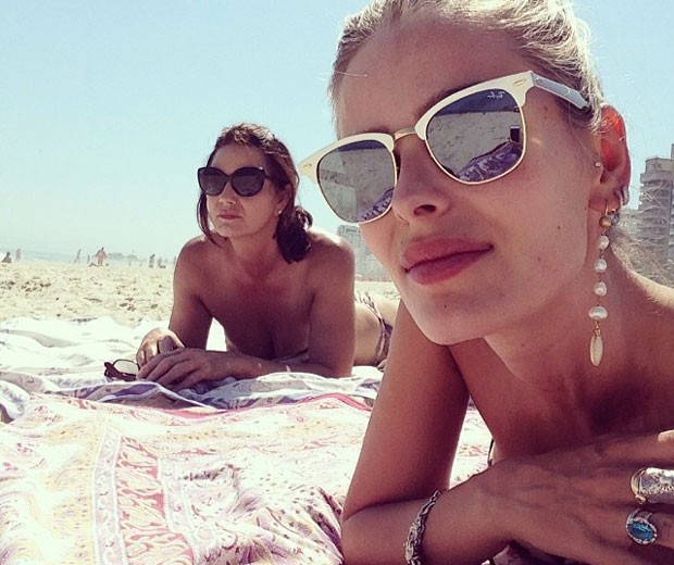 Yasmin Brunet curte praia com a me, Luiza Brunet
