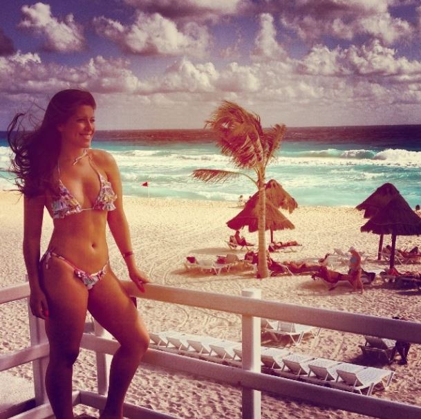 Andressa Ganacin posa de biquni em praia paradisaca