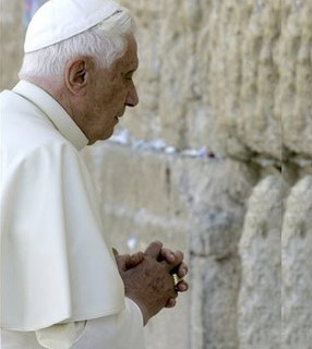 Papa deixa bilhete no Muro das Lamentaes pedindo a paz  