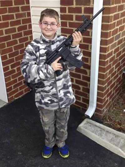 Foto de menino de 10 anos com rplica de rifle gera polmica